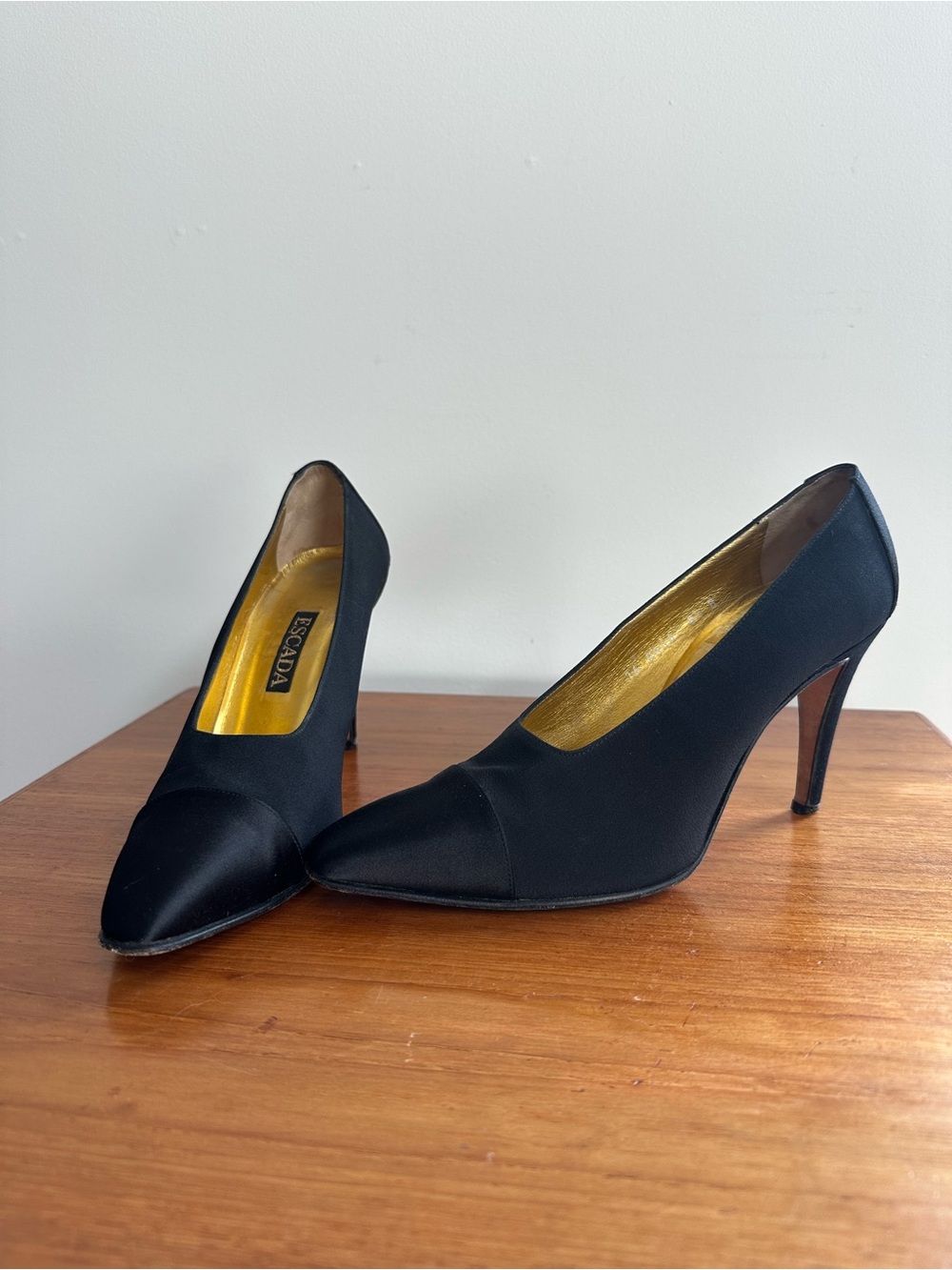 VTG | ESCADA | BLACK SATIN POINTED TOE PUMPS HEELS | SZ 8.5 | MONOCHROME CAP TOE